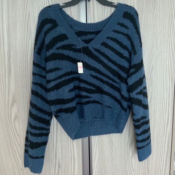 Victoria’s Secret Sweater - Picture 11 of 12